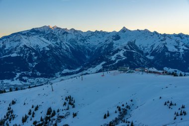 Avusturya 'daki Schmitenhohe kayak merkezinde gün batımı.