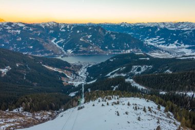 Zell, gün batımında Avusturya 'daki Schmitenhohe' dan göl manzaralı.
