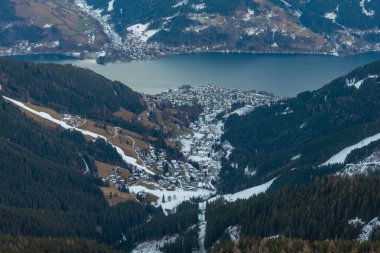 Zell, gün batımında Avusturya 'daki Schmitenhohe' dan göl manzaralı.