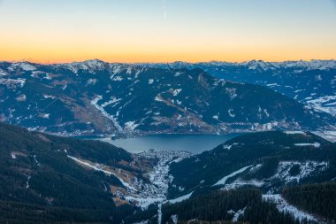 Zell, gün batımında Avusturya 'daki Schmitenhohe' dan göl manzaralı.