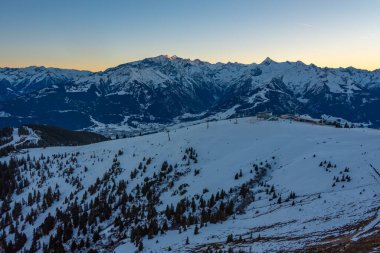 Avusturya 'daki Schmitenhohe kayak merkezinde gün batımı.