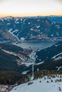 Zell, gün batımında Avusturya 'daki Schmitenhohe' dan göl manzaralı.