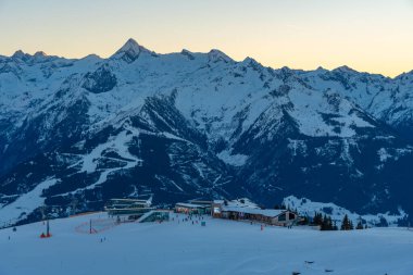 Avusturya 'daki Schmitenhohe kayak merkezinde gün batımı.