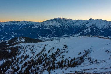 Avusturya 'daki Schmitenhohe kayak merkezinde gün batımı.