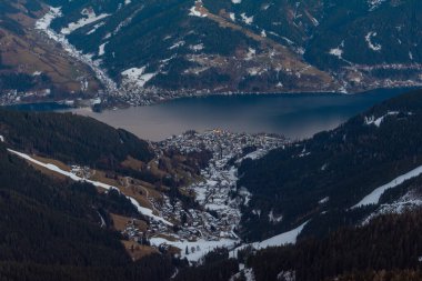 Zell, gün batımında Avusturya 'daki Schmitenhohe' dan göl manzaralı.