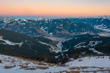 Zell, gün batımında Avusturya 'daki Schmitenhohe' dan göl manzaralı.