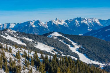 Avusturya 'daki Schmitenhohe kayak merkezinde güneşli bir gün.