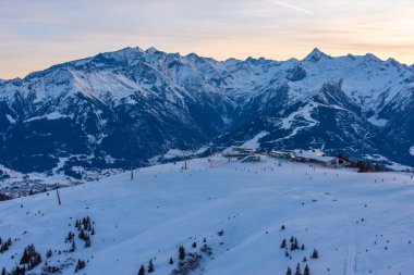 Avusturya 'daki Schmitenhohe kayak merkezinde gün batımı.