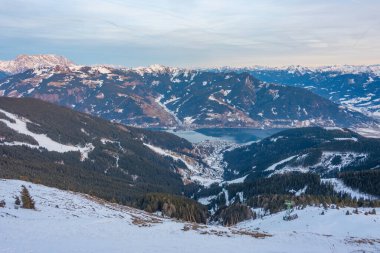 Zell, gün batımında Avusturya 'daki Schmitenhohe' dan göl manzaralı.