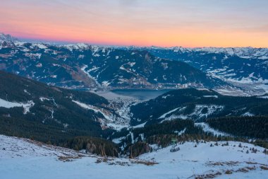 Zell, gün batımında Avusturya 'daki Schmitenhohe' dan göl manzaralı.