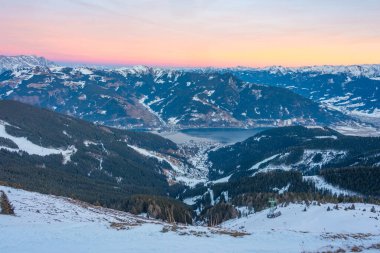 Zell, gün batımında Avusturya 'daki Schmitenhohe' dan göl manzaralı.