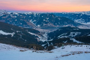 Zell, gün batımında Avusturya 'daki Schmitenhohe' dan göl manzaralı.