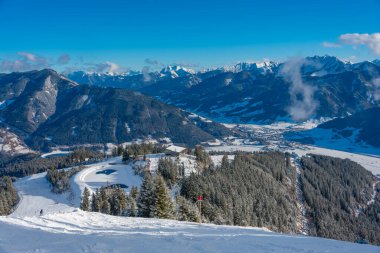 Avusturya 'daki Schmitenhohe kayak merkezinde güneşli bir gün.