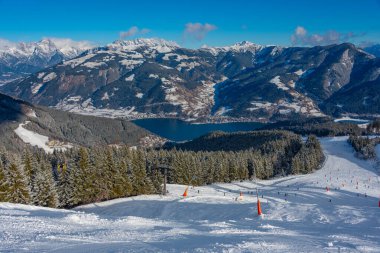 Avusturya 'daki Schmitenhohe kayak merkezinde güneşli bir gün.