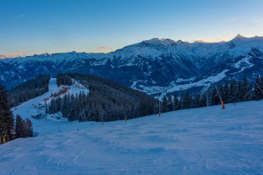 Avusturya 'daki Schmitenhohe kayak merkezinde gün batımı.
