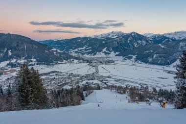 Avusturya 'daki Schmitenhohe kayak merkezinde gün batımı.