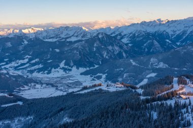 Avusturya 'daki Schmitenhohe kayak merkezinde gün batımı.