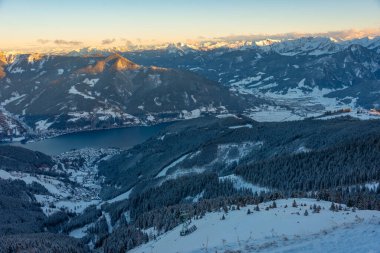 Zell, gün batımında Avusturya 'daki Schmitenhohe' dan göl manzaralı.
