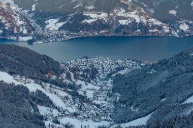 Zell, gün batımında Avusturya 'daki Schmitenhohe' dan göl manzaralı.