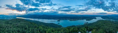 Avusturya 'da Worthersee' nin günbatımı manzarası.