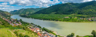 Avusturya 'daki Spitz an der Donau köyünün Panorama manzarası.