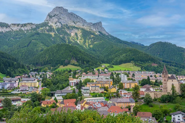 Avusturya 'daki Eisenerz Kilisesi-St. Oswald Panorama Manzarası