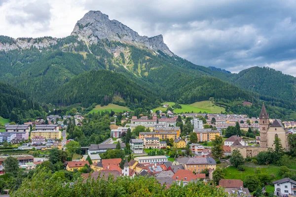 Avusturya 'daki Eisenerz Kilisesi-St. Oswald Panorama Manzarası