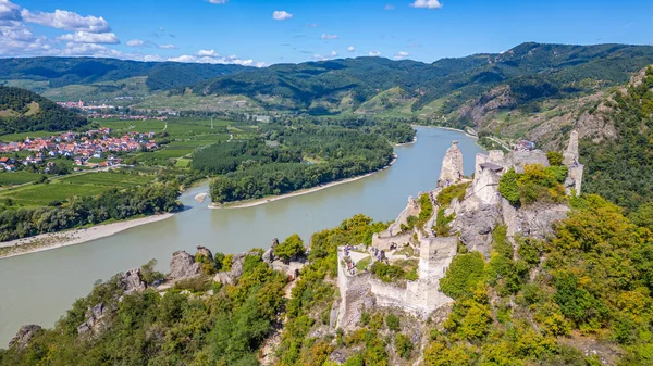 Avusturya 'da güneşli bir günde Durnstein Şatosu