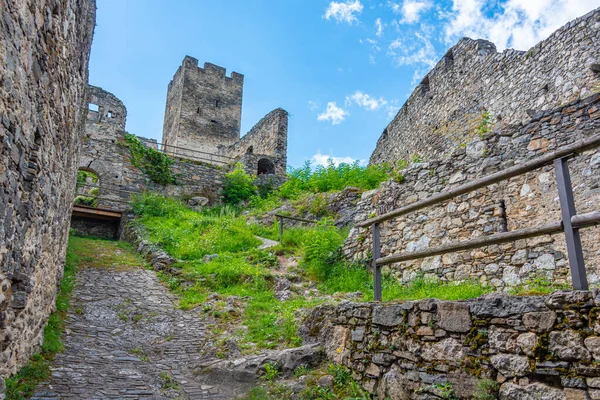 Güneşli bir günde Avusturya 'daki Hinterhaus kalesinin kalıntıları.