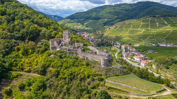 Güneşli bir günde Avusturya 'daki Hinterhaus kalesinin kalıntıları.