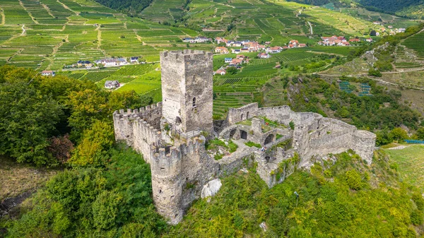 Güneşli bir günde Avusturya 'daki Hinterhaus kalesinin kalıntıları.