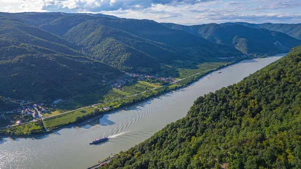 Avusturya 'daki Aggstein kalesi yakınlarındaki Tuna nehrinin panorama manzarası.