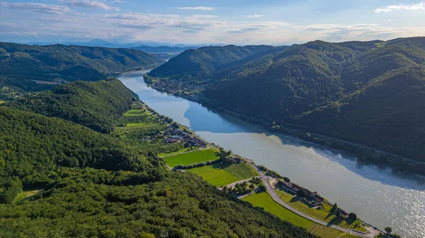 Avusturya 'daki Aggstein kalesi yakınlarındaki Tuna nehrinin panorama manzarası.