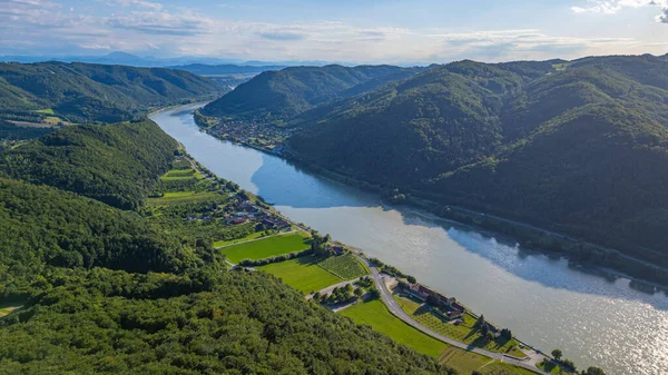 Avusturya 'daki Aggstein kalesi yakınlarındaki Tuna nehrinin panorama manzarası.