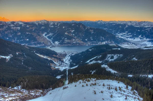 Zell, gün batımında Avusturya 'daki Schmitenhohe' dan göl manzaralı.