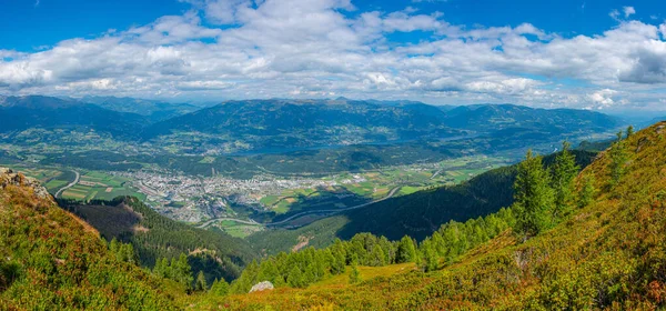 Spittal an der Drau ve Millstatter manzaralı göl Avusturya 'da görülür.