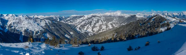 Avusturya ile Almanya arasındaki Berchtesgaden Ulusal Parkı 'ndaki dağlar.