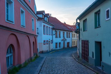 Çek Cumhuriyeti 'nin Litomerice kentindeki renkli binaların gün doğumu manzarası.