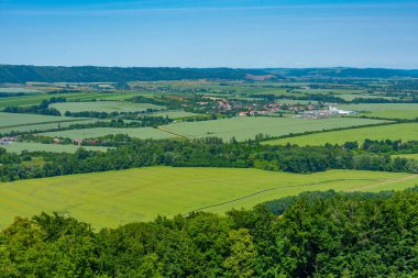 Çek Cumhuriyeti 'nde Becva nehri yakınlarındaki tarım arazisi.