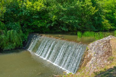 Luhacovice akıntısı Çek Cumhuriyeti 'ndeki bir kaplıca kasabasından geçiyor.