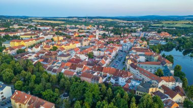 Çek Cumhuriyeti 'nin eski Pisek kentinde günbatımı manzarası.
