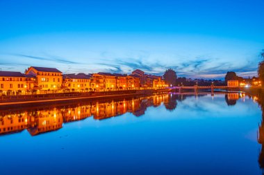 Çek Cumhuriyeti 'nin Pisek kentinde Otava nehir kenarının gün batımı manzarası.