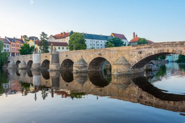 Çek Cumhuriyeti 'nin Pisek kentindeki taş köprünün gündoğumu görüntüsü.