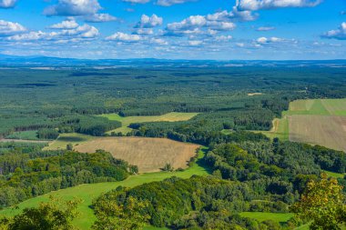 Çek Cumhuriyeti 'nin Bezdez kalesinden Bohem manzarası görülüyor.