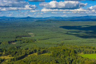 Çek Cumhuriyeti 'nin Bezdez kalesinden Bohem manzarası görülüyor.