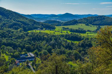Çek Cumhuriyeti 'ndeki Hukvaldy Kalesi' ni çevreleyen manzara.