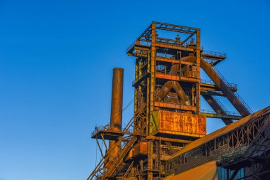 Çek Cumhuriyeti 'nin Ostrava kentindeki Dolni Vitkovice sanayi bölgesinin gün batımı manzarası.