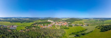 Rabi Kalesi ve Güney Bohem kırsalında güneşli bir günde.