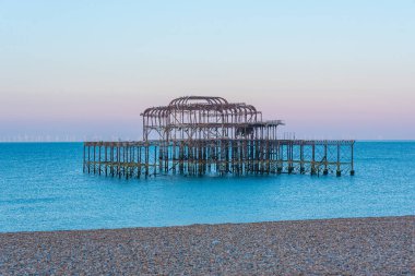 İngiltere 'de çürüyen Brighton Batı İskelesi manzarası.