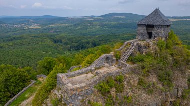 Macaristan 'da bulutlu bir günde Salgo Kalesi.